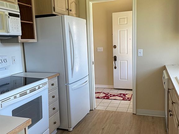 Kitchen appliances included 