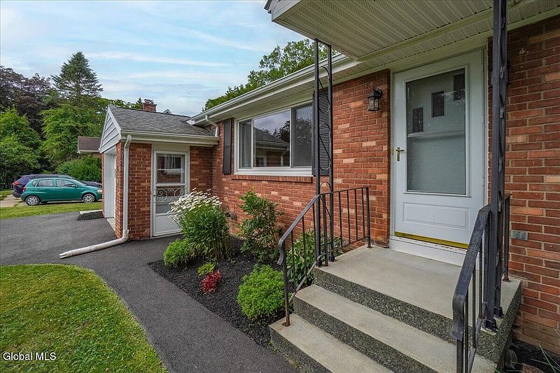 3rd image of 8 E Glenwood Drive