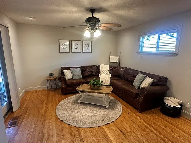 3 bed, 2.5 bath, 1801 sqft, $3,950 — Photo 4