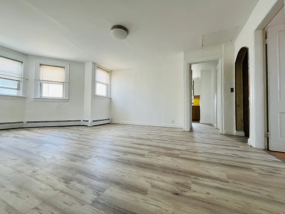 160 Penn St #3