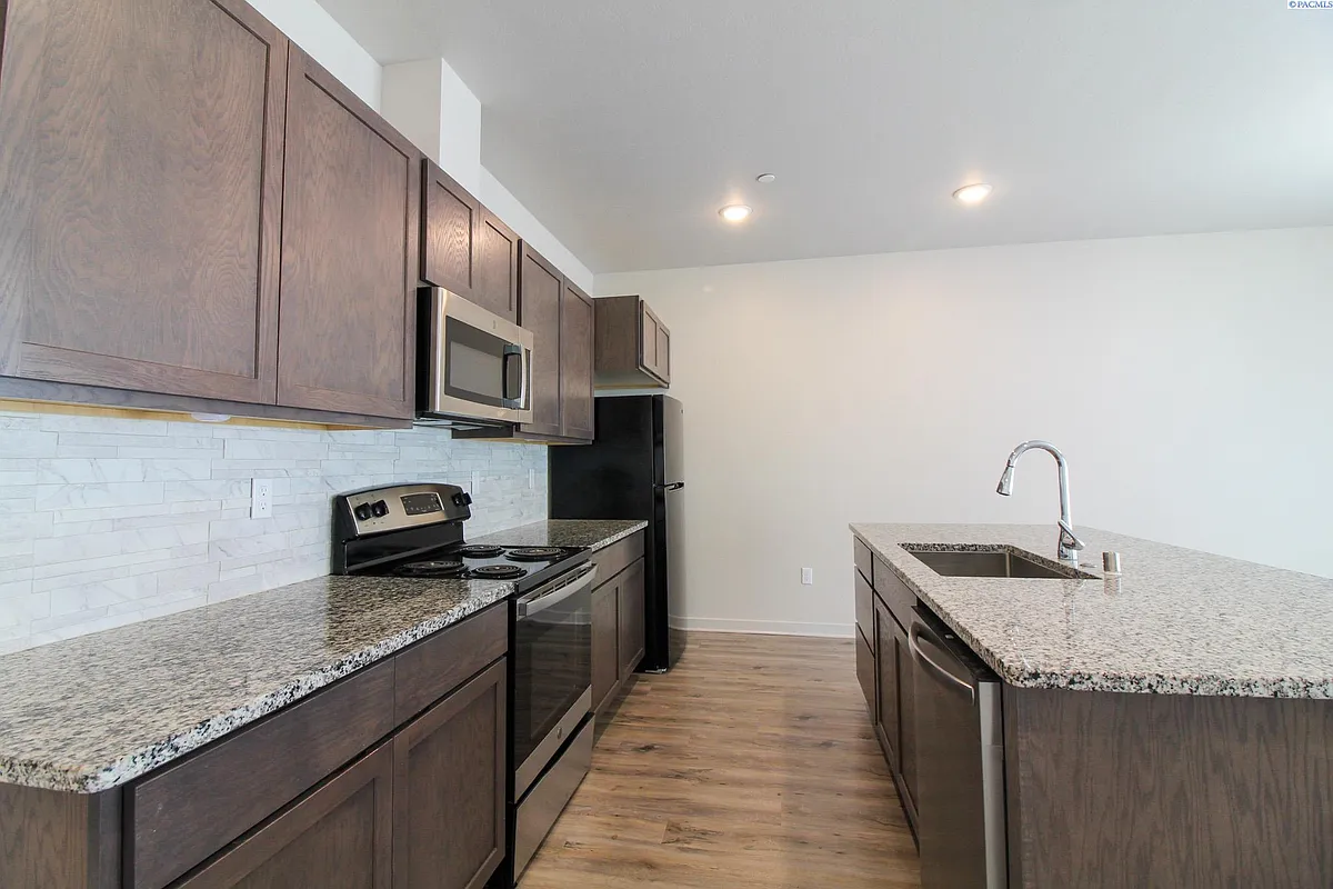 Building Photo - 525 S Quillan Ct