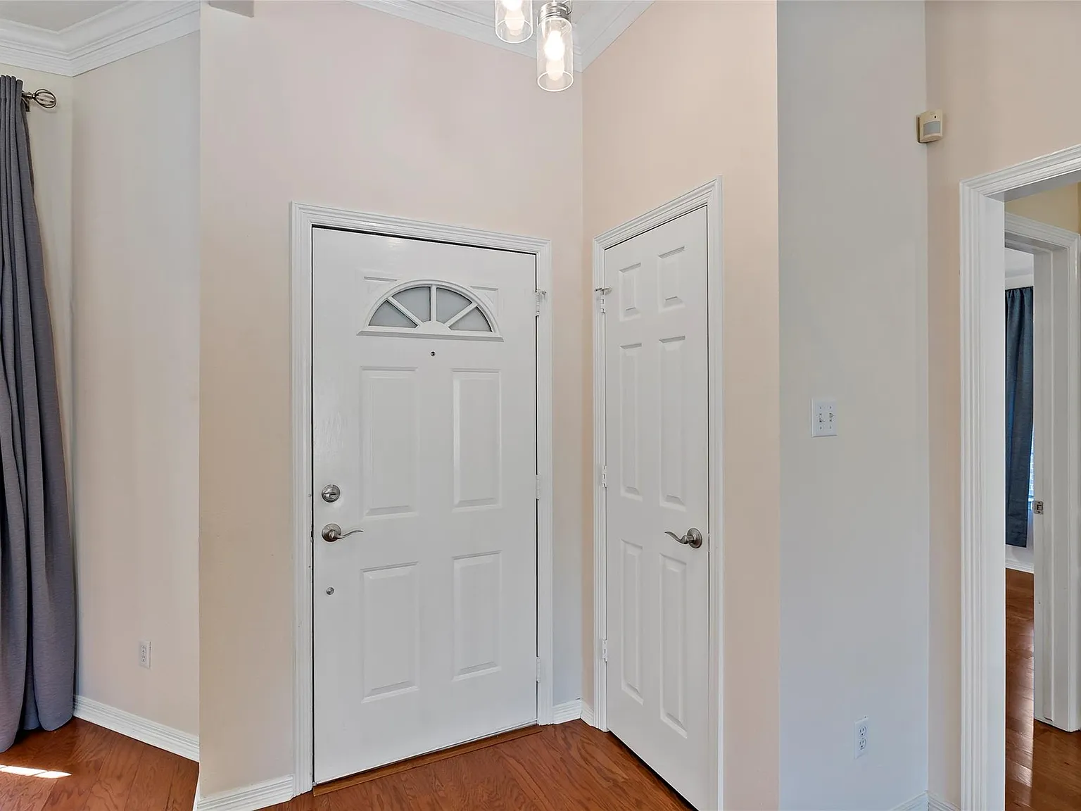 3 bed, 2.0 bath, 1732 sqft, $2,100 — Photo 4