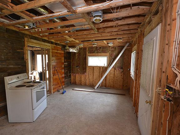 4th image of 27 E State St