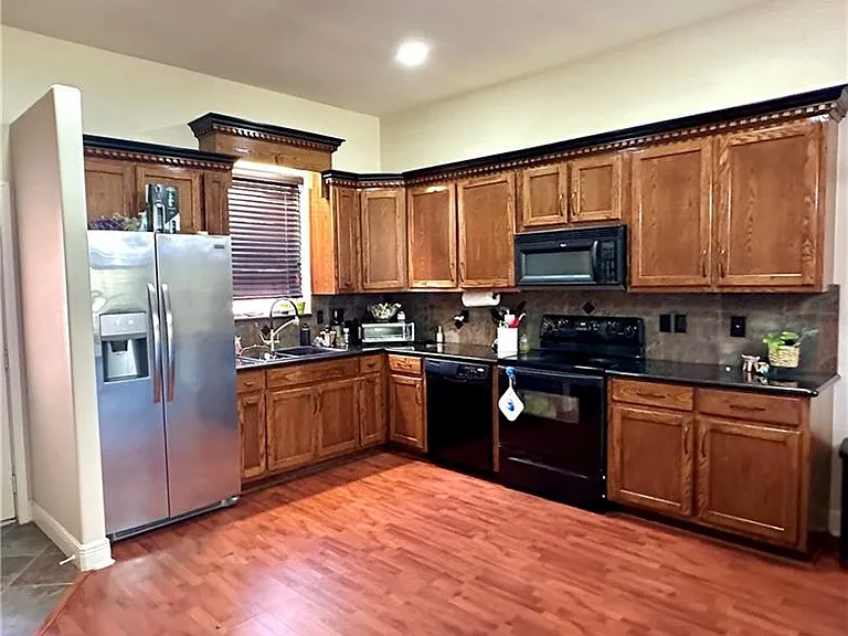 203 San Saba St — Photo 4