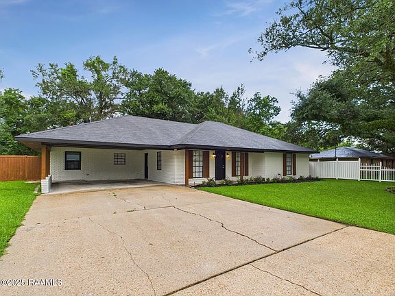 2nd image of 513 Pecan St