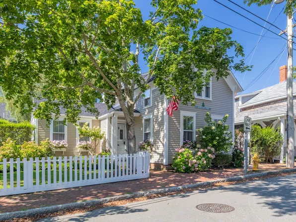 21 Pine St, Nantucket, MA 02554