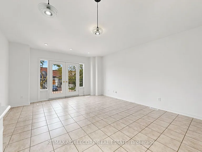 67 Florence Cres #1 — Photo 3