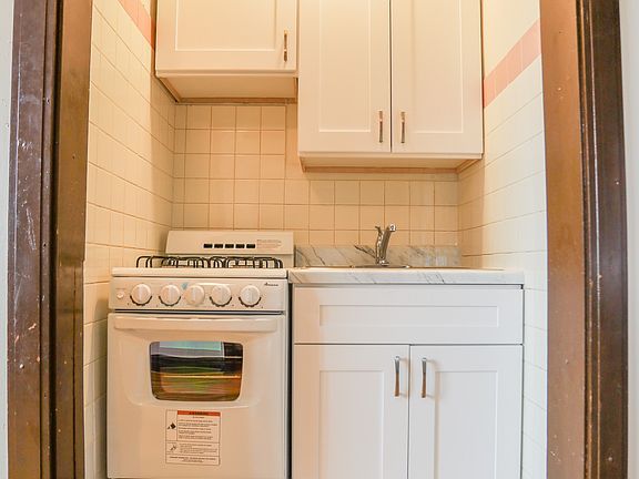4th image of 4554 N Malden St APT 302