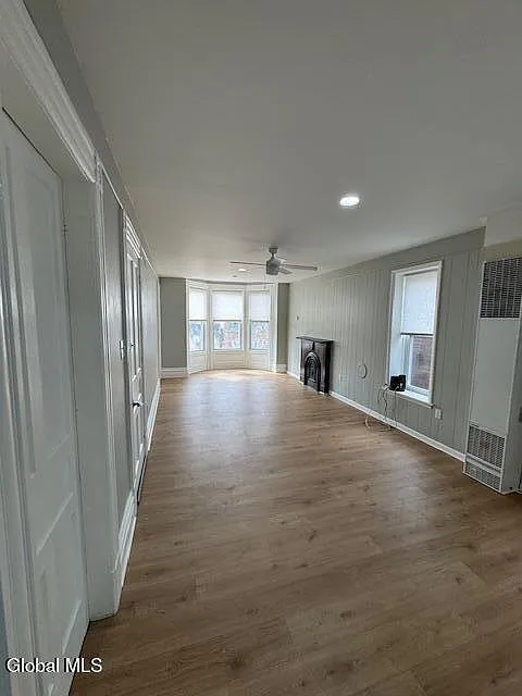 Building Photo - 306 3rd St #3