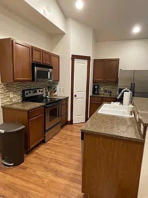 2 bed, 1008 sqft, $3,000 — Photo 2
