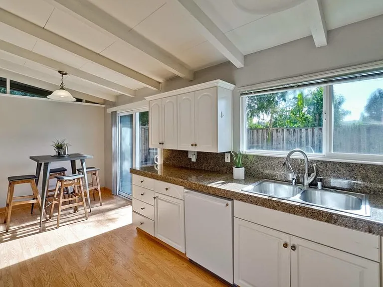 868 Lakehaven Dr — Photo 4