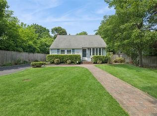 15 W Hemlock St, Islip, NY 11751
