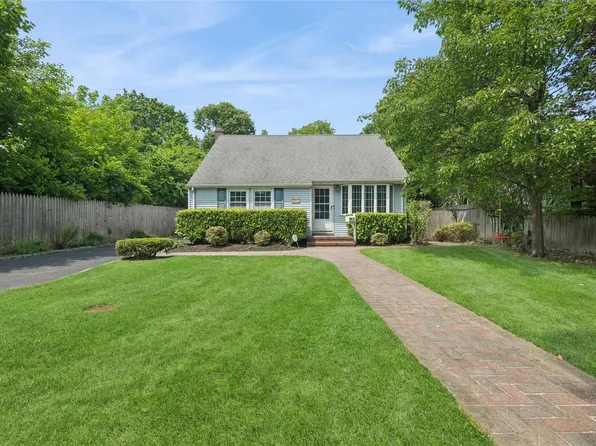 15 W Hemlock Street, Islip, NY 11751
