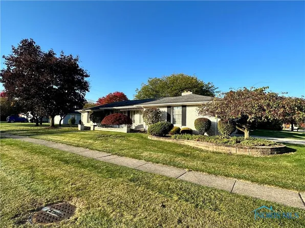 112 Cedarwood Dr, Oregon, OH 43616