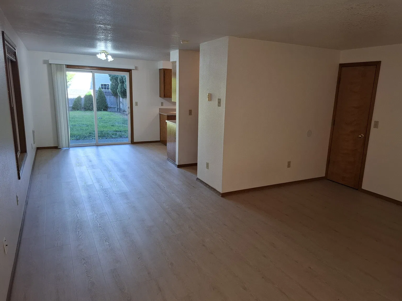 3 bed, 2.5 bath, 1180 sqft, $2,100 — Photo 2