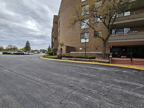 2nd image of 5 E Carriageway Dr APT 304