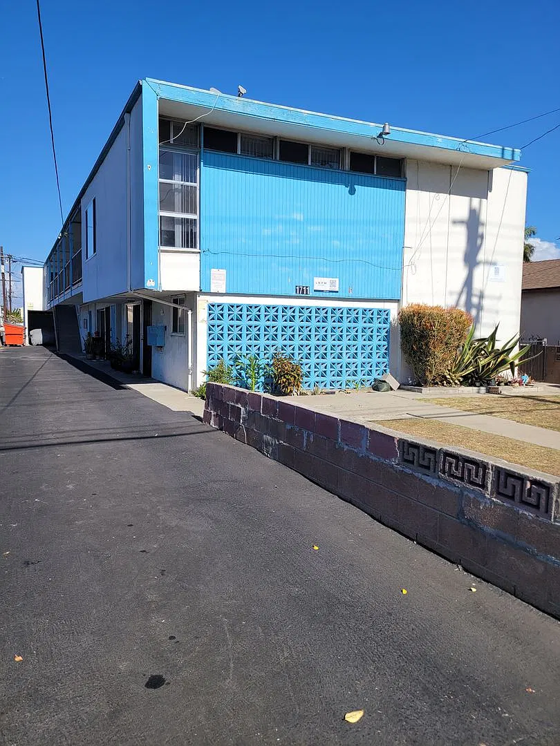 Marine Apartments (DMM823) — Photo 1