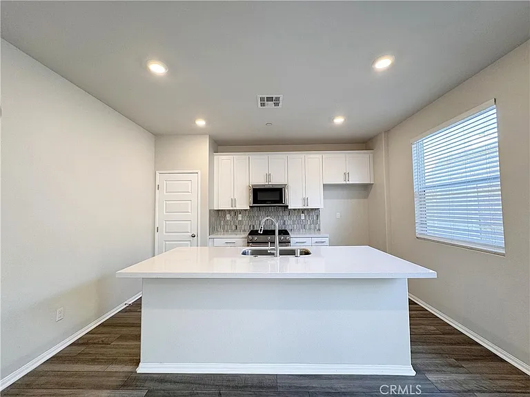 629 E Madeleine Privado — Photo 4