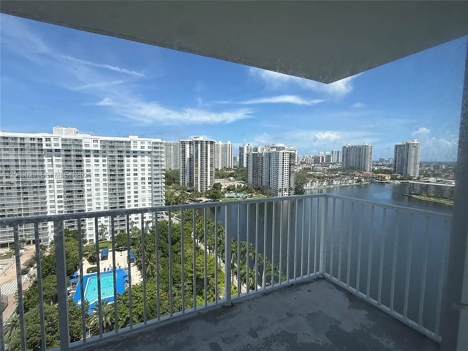 Admirals Port Condo West — Photo 1