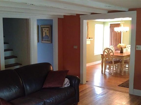 4th image of 402 Warren St
