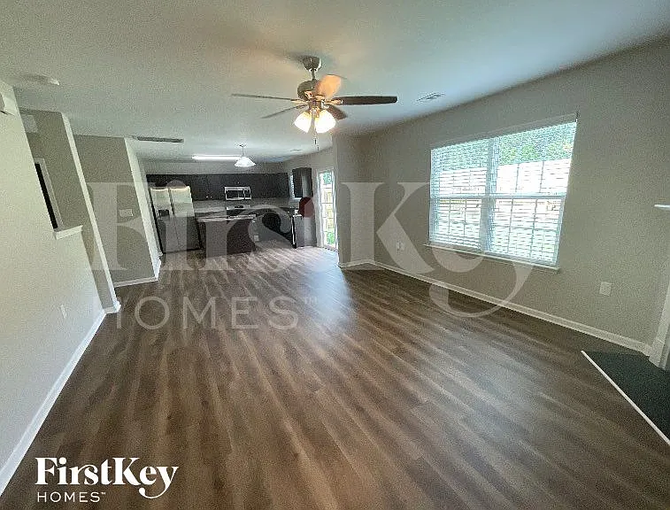 1800 Eastway Dr — Photo 4