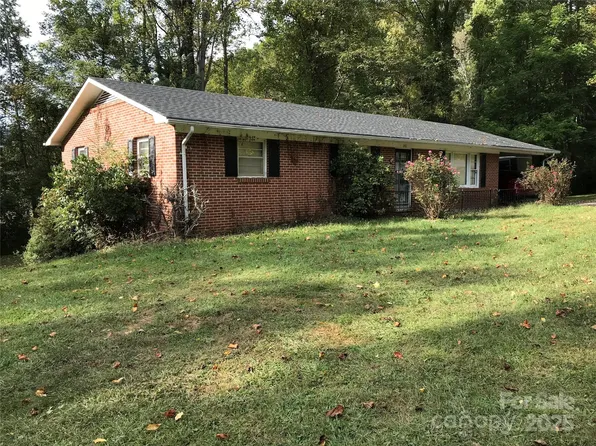 241 Pinewood Dr, Waynesville, NC 28786