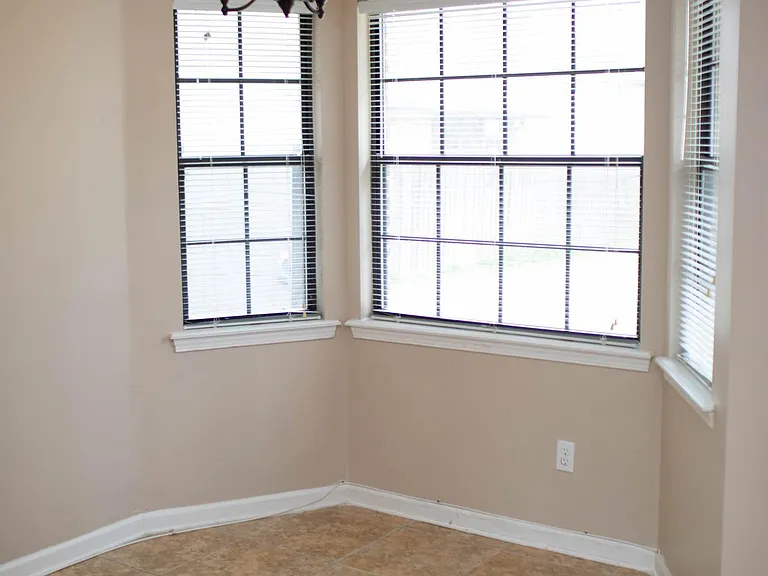7175 Glendyne Dr N — Photo 30