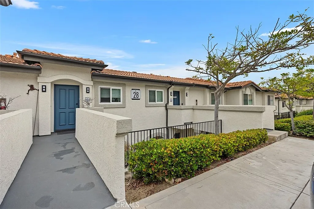 2 bed, 1053 sqft, $4,295 — Photo 1