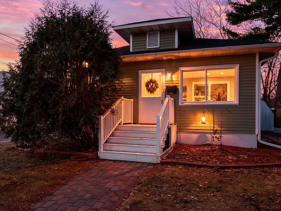 1st image of 333 2nd Ave NW