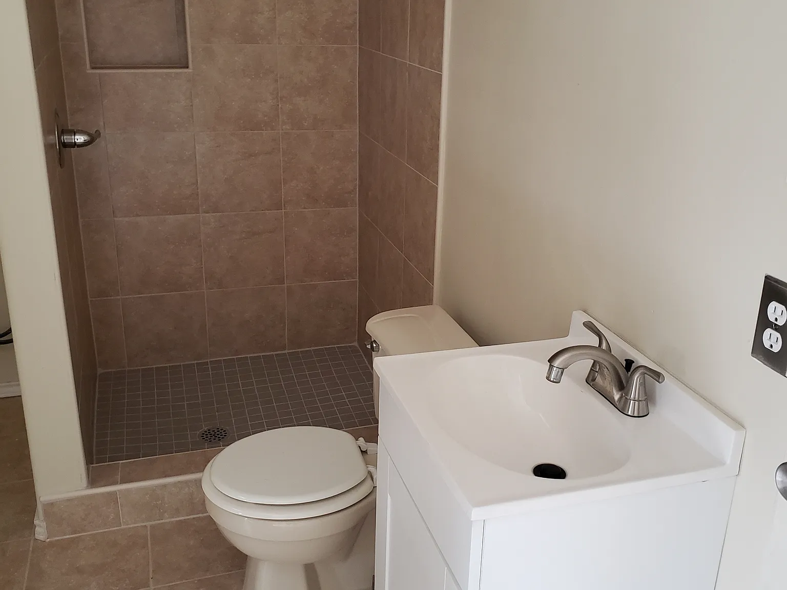 613 Jasmine Ave — Photo 2
