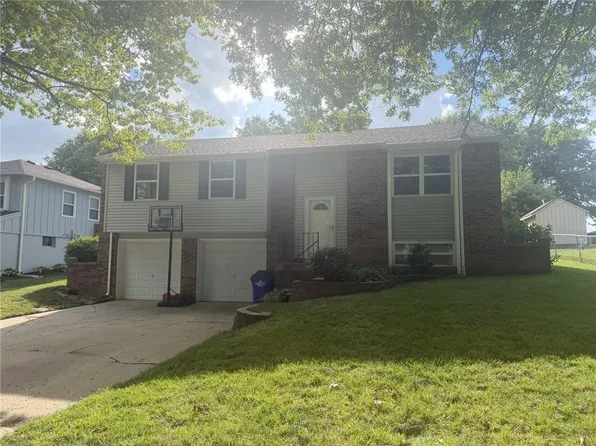 12820 S Sycamore St, Olathe, KS 66062