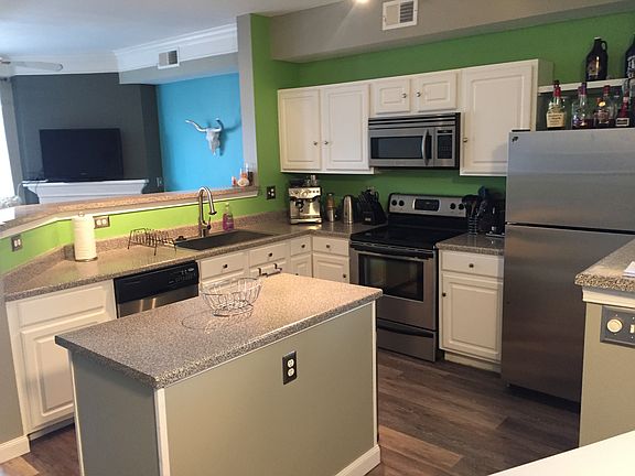 Kitchen with large island
