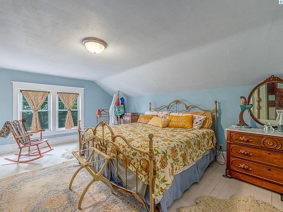 4th image of 1008 S Lake St