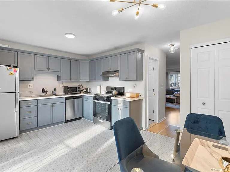 360 W Spring St #A7 — Photo 1