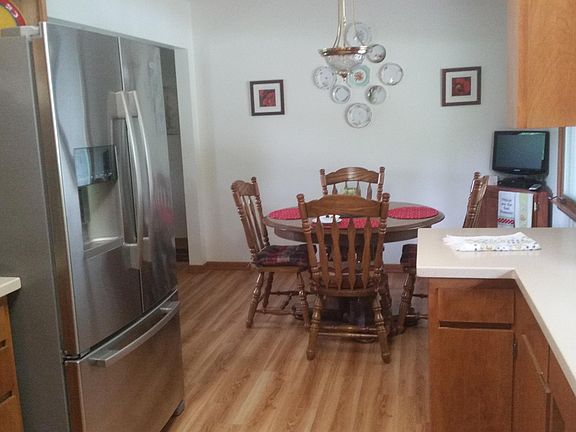 5th image of 921 Woodlawn Ave