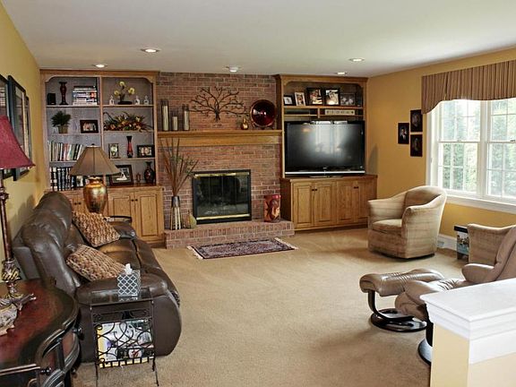 3rd image of 109 Meadow Creek Dr