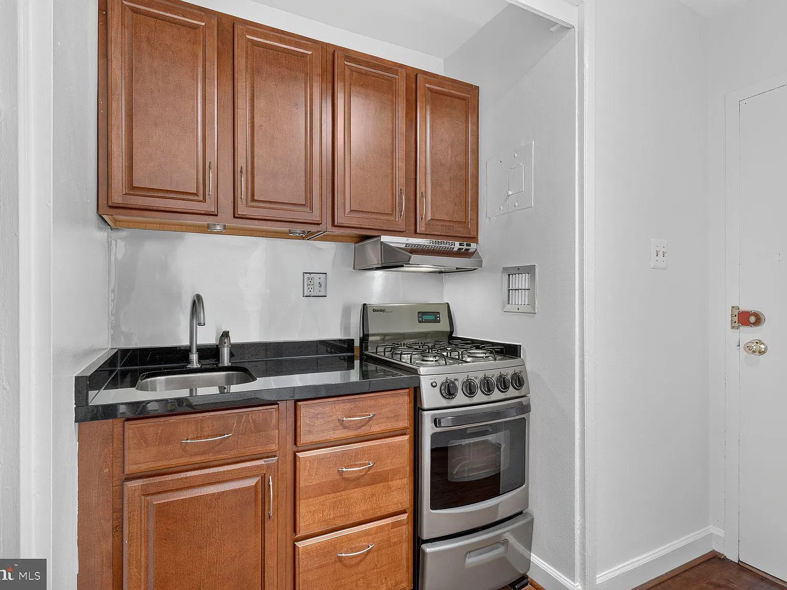 Studio, 1.0 bath, 369 sqft, $1,750 — Photo 3