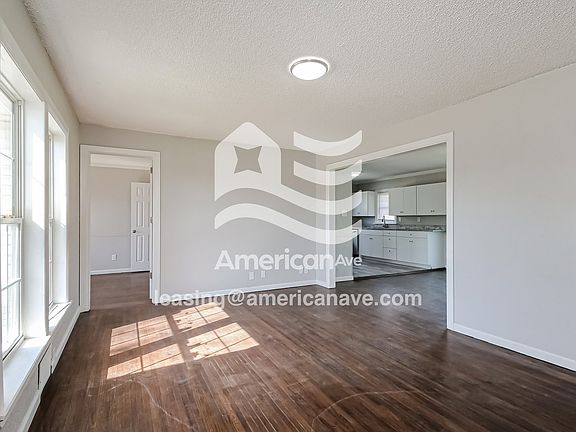 1298732_002_wm_-_living_room_13602996.jpg