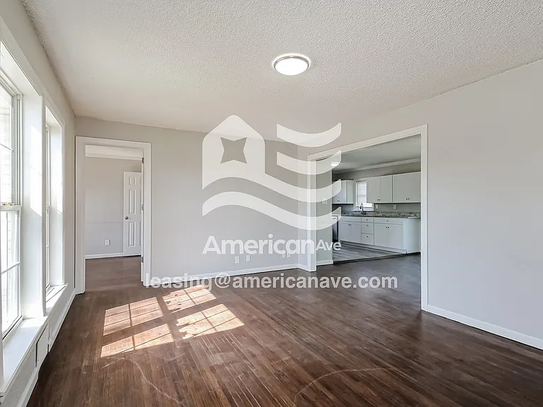 1298732_002_wm_-_living_room_13602996.jpg