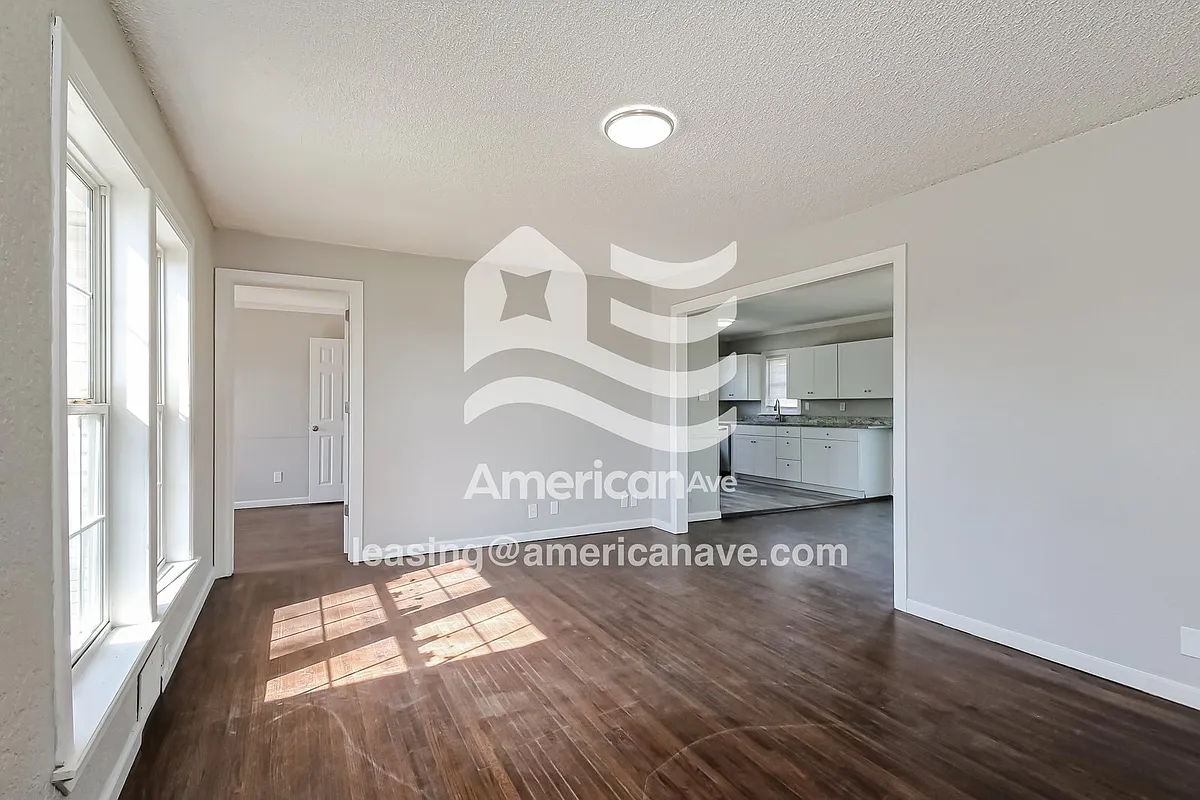 1298732_002_wm_-_living_room_13602996.jpg - 6131 E 19th St