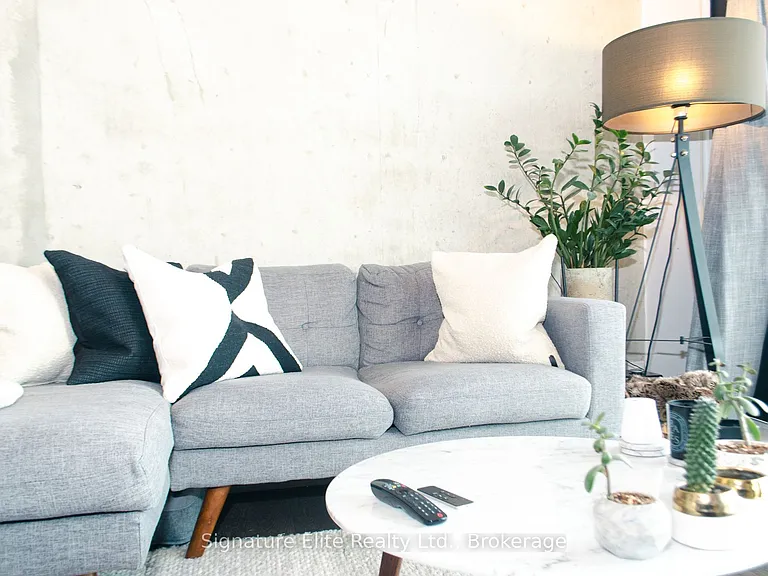 318 King St E #521 — Photo 2