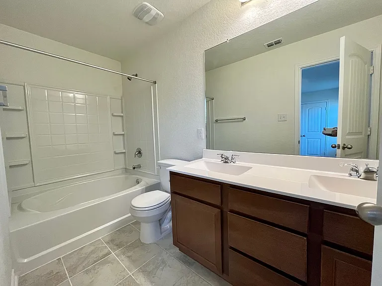 8405 Amistad Cv — Photo 13