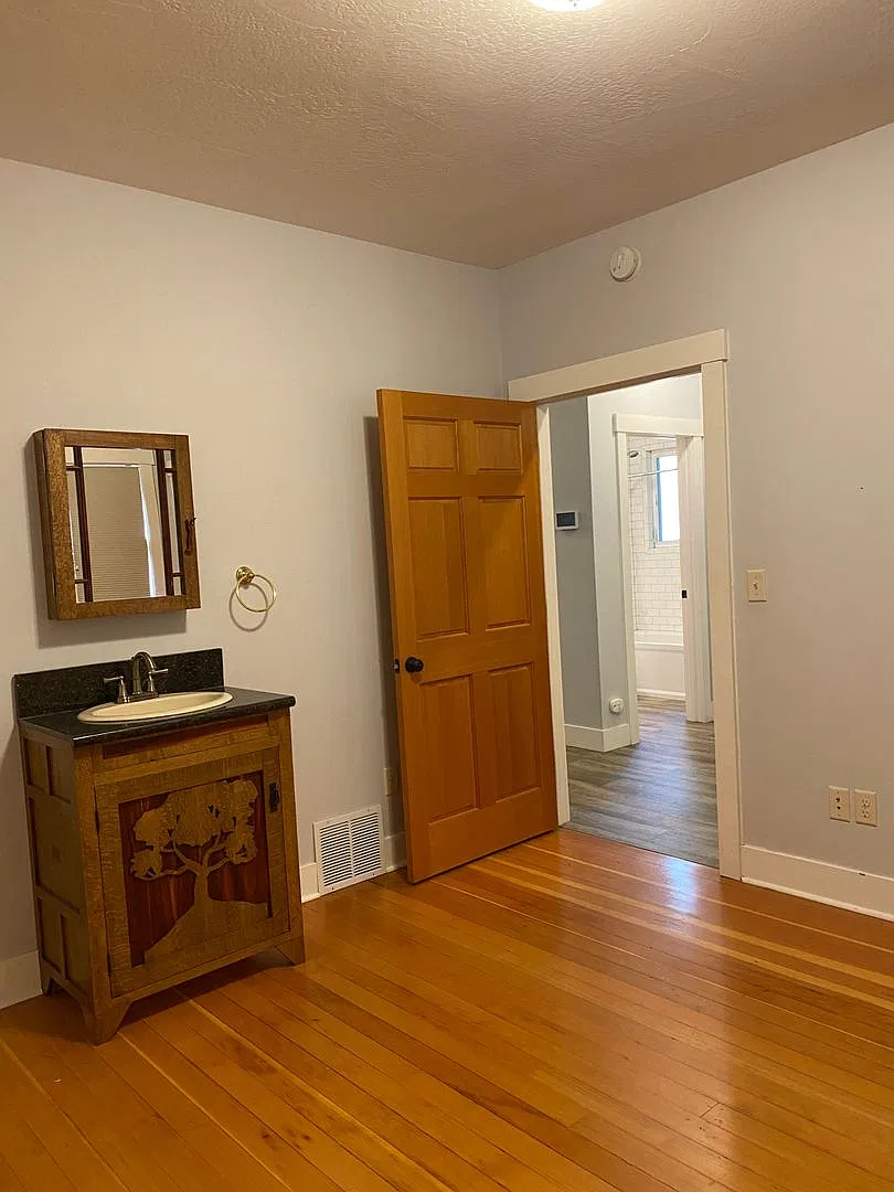 Beautiful 2bdr Bungalow Near Downtown — Photo 4