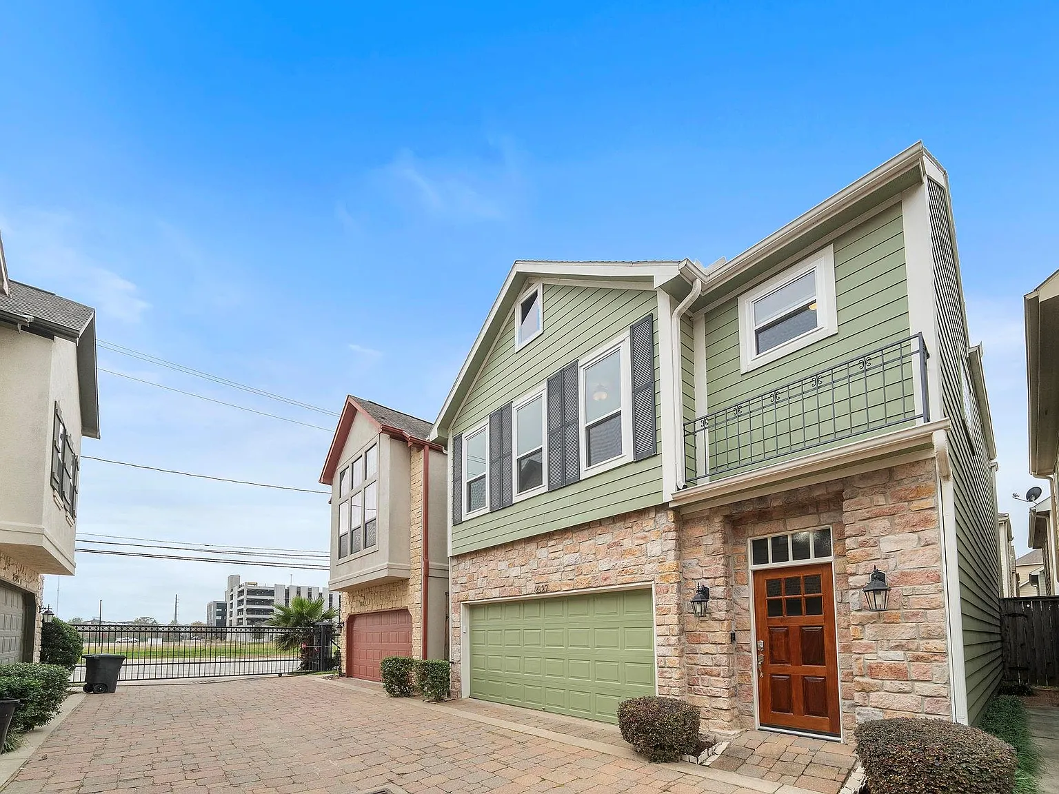 3 bed, 2.5 bath, 1964 sqft, $2,395 — Photo 2
