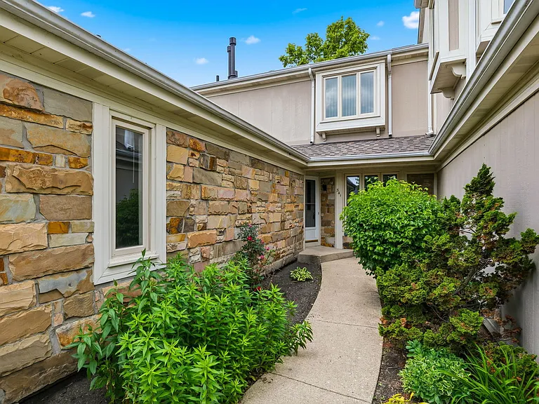 341 Redwing Dr — Photo 3