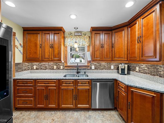 4th image of 6110 Brookside Dr