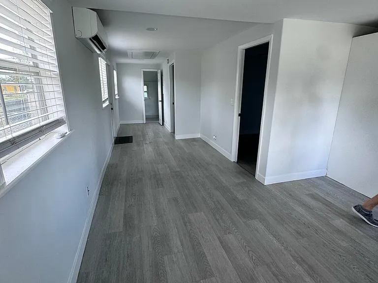 137 SW 9th Ave — Photo 8