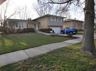 15224 Walnut Rd, Oak Forest, IL 60452