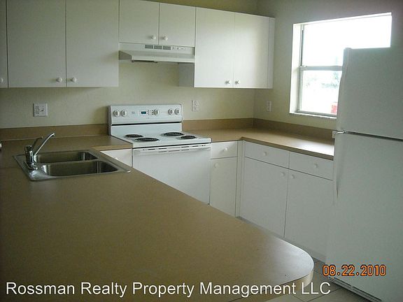 3rd image of 927 SE 14th Ter APT 2
