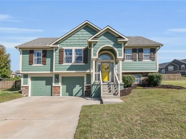 1631 Honeysuckle Dr, Liberty, MO 64068